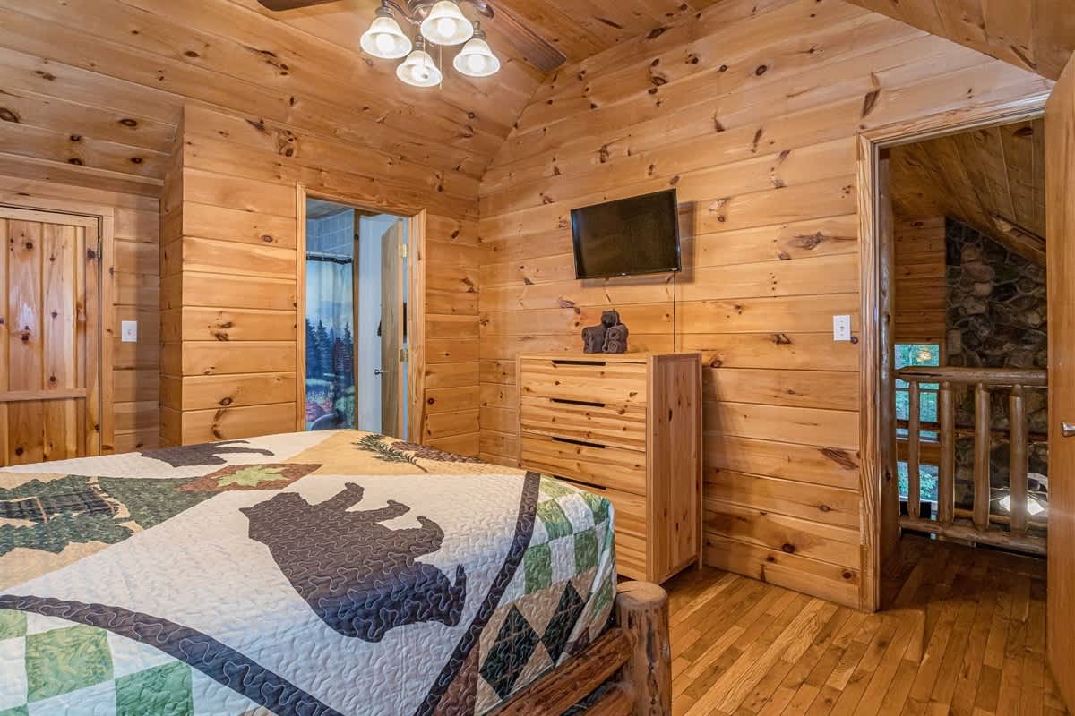 DELUXE FAMILY CABIN | HOT TUB | GAME ROOM |
