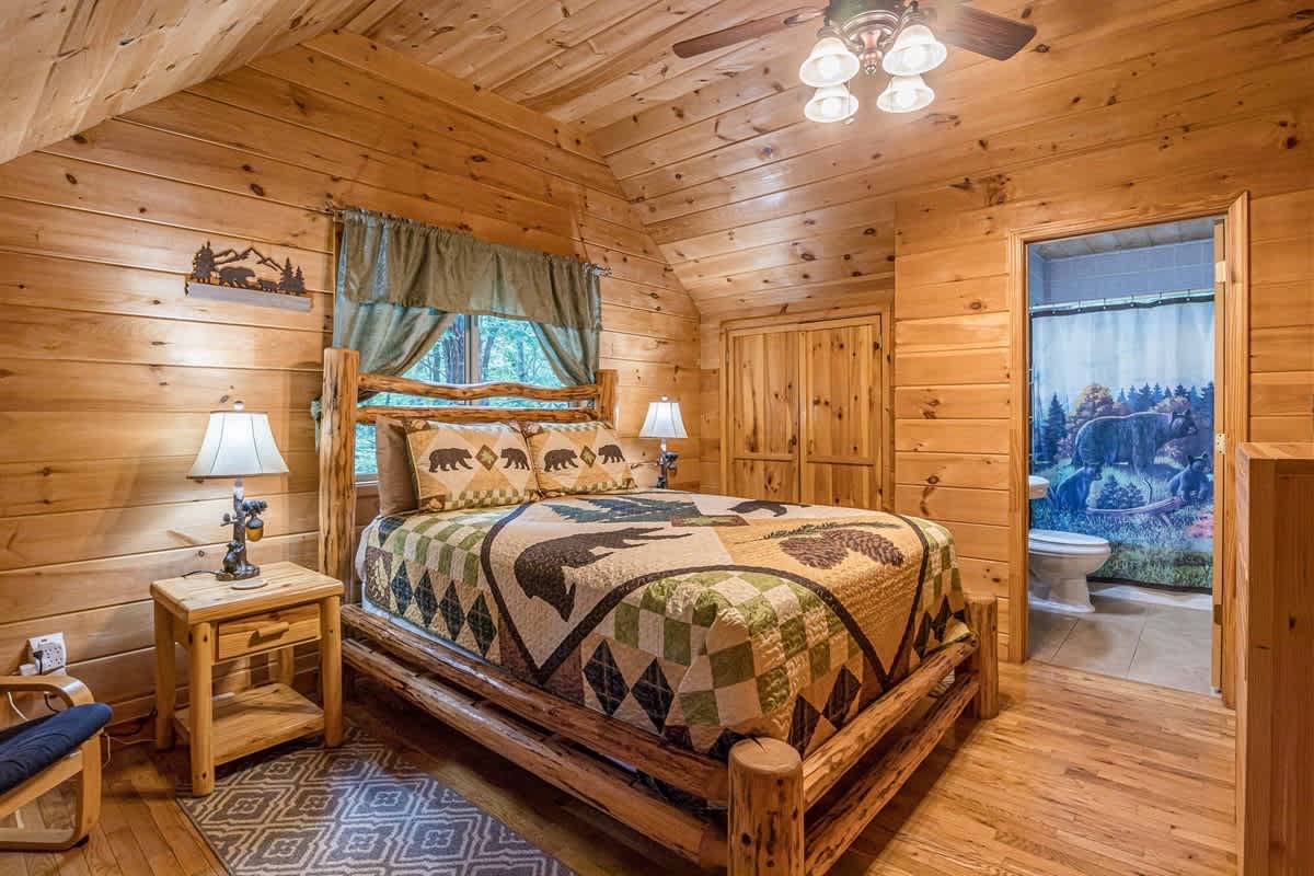 DELUXE FAMILY CABIN | HOT TUB | GAME ROOM |