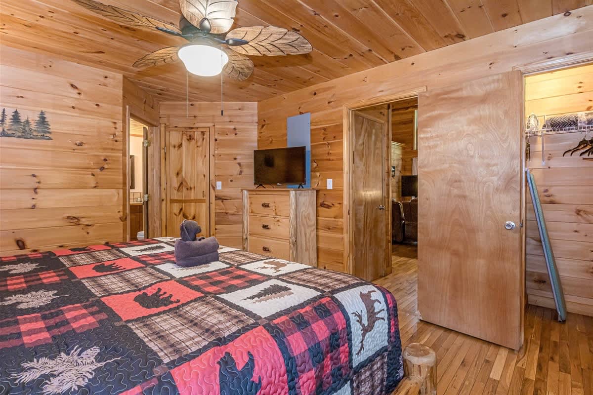 DELUXE FAMILY CABIN | HOT TUB | GAME ROOM |