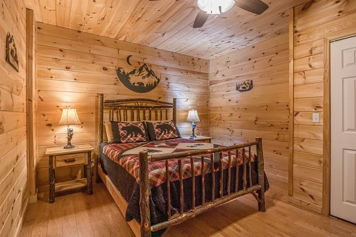 DELUXE FAMILY CABIN | HOT TUB | GAME ROOM |