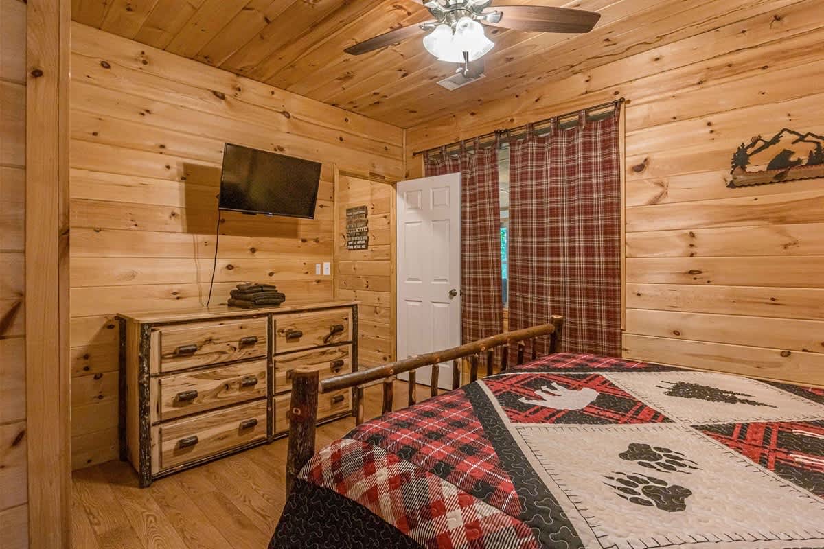 DELUXE FAMILY CABIN | HOT TUB | GAME ROOM |