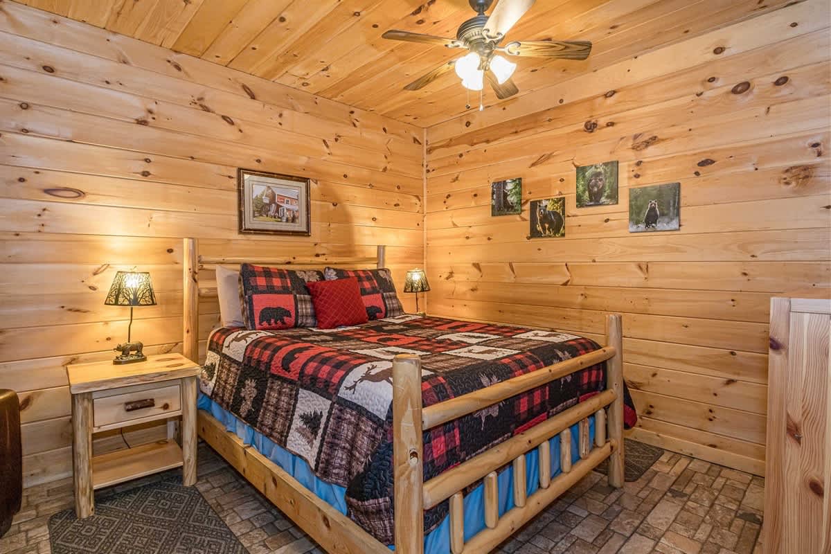 DELUXE FAMILY CABIN | HOT TUB | GAME ROOM |