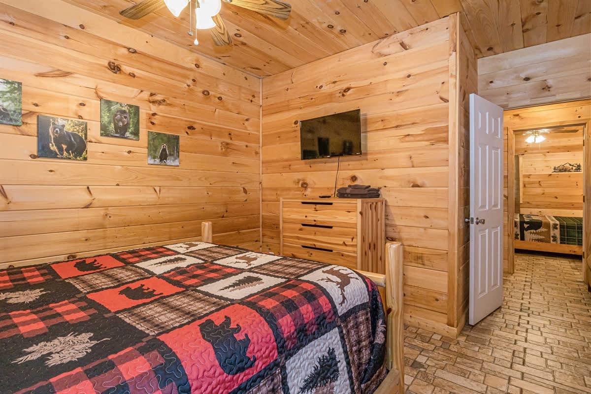 DELUXE FAMILY CABIN | HOT TUB | GAME ROOM |