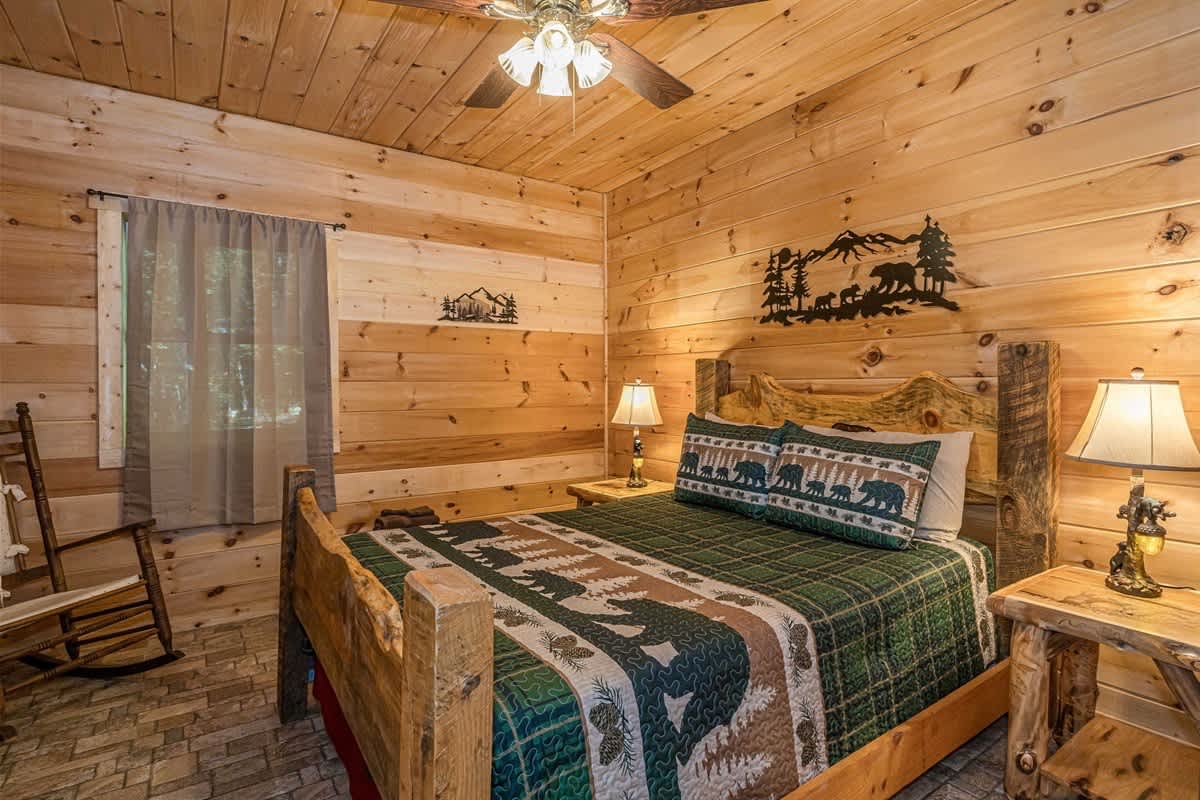 DELUXE FAMILY CABIN | HOT TUB | GAME ROOM |