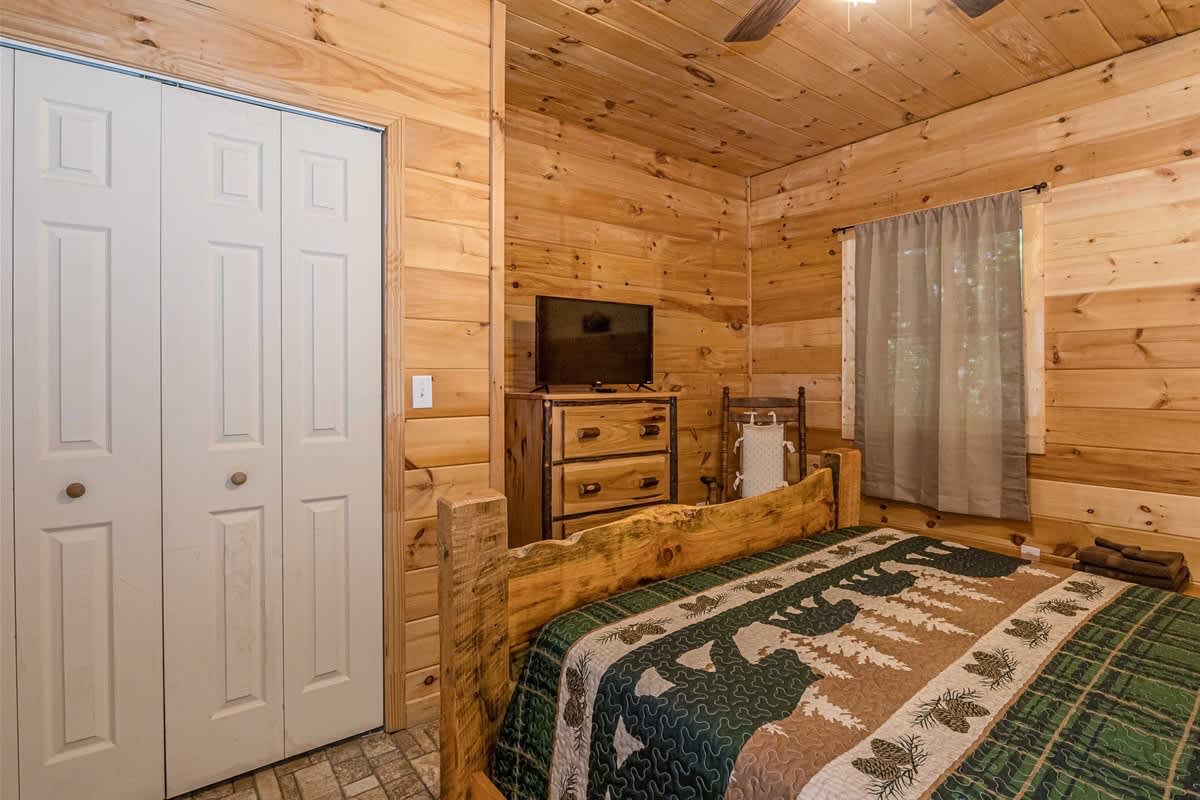 DELUXE FAMILY CABIN | HOT TUB | GAME ROOM |