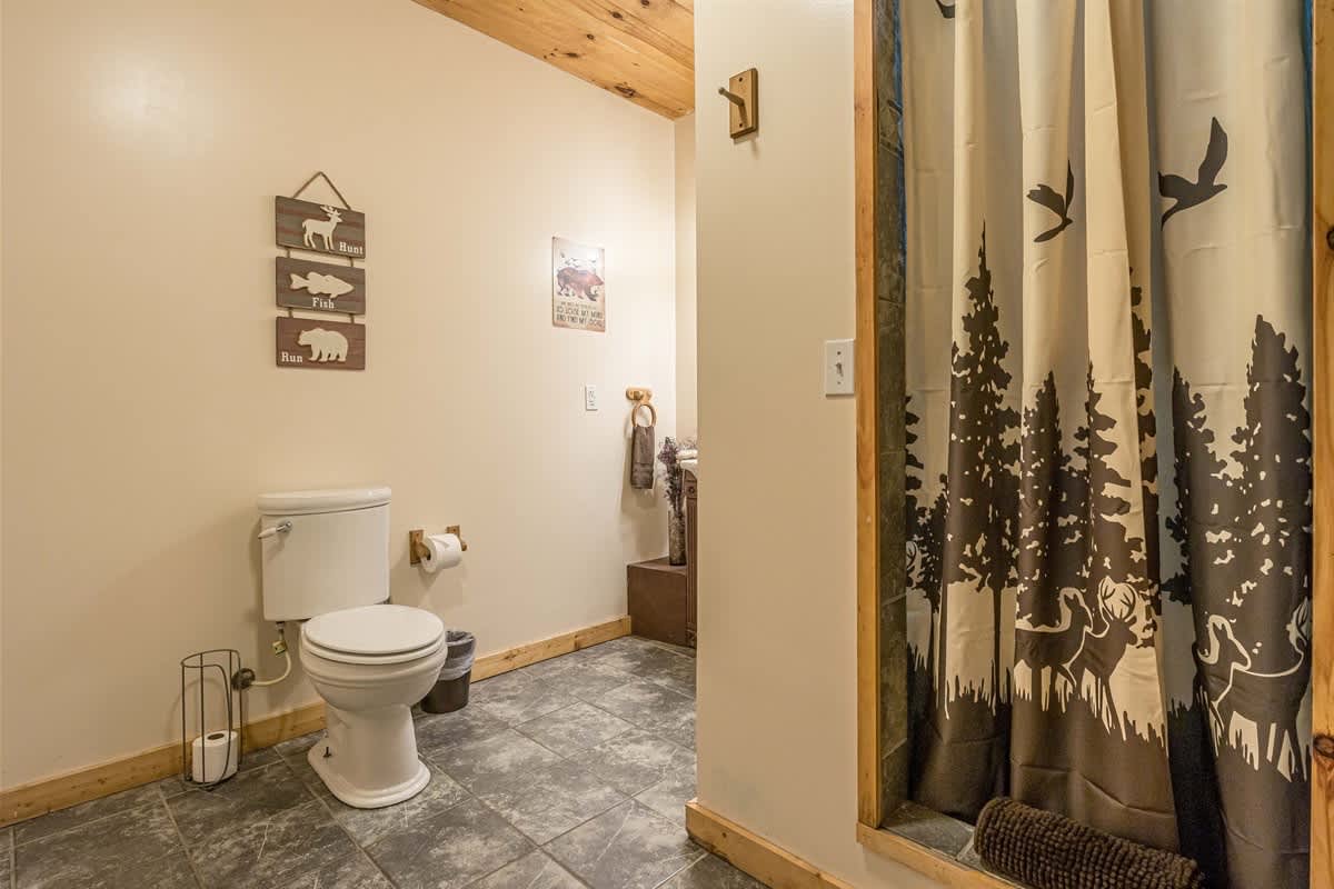 DELUXE FAMILY CABIN | HOT TUB | GAME ROOM |