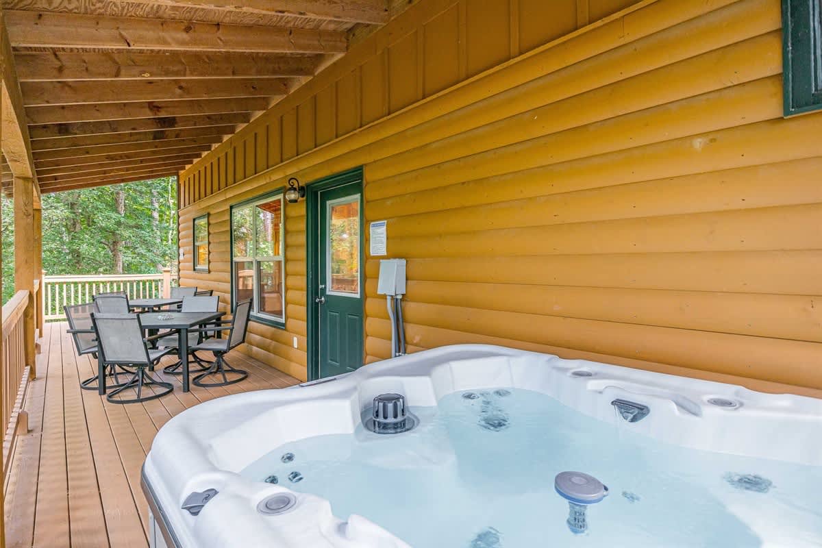 DELUXE FAMILY CABIN | HOT TUB | GAME ROOM |
