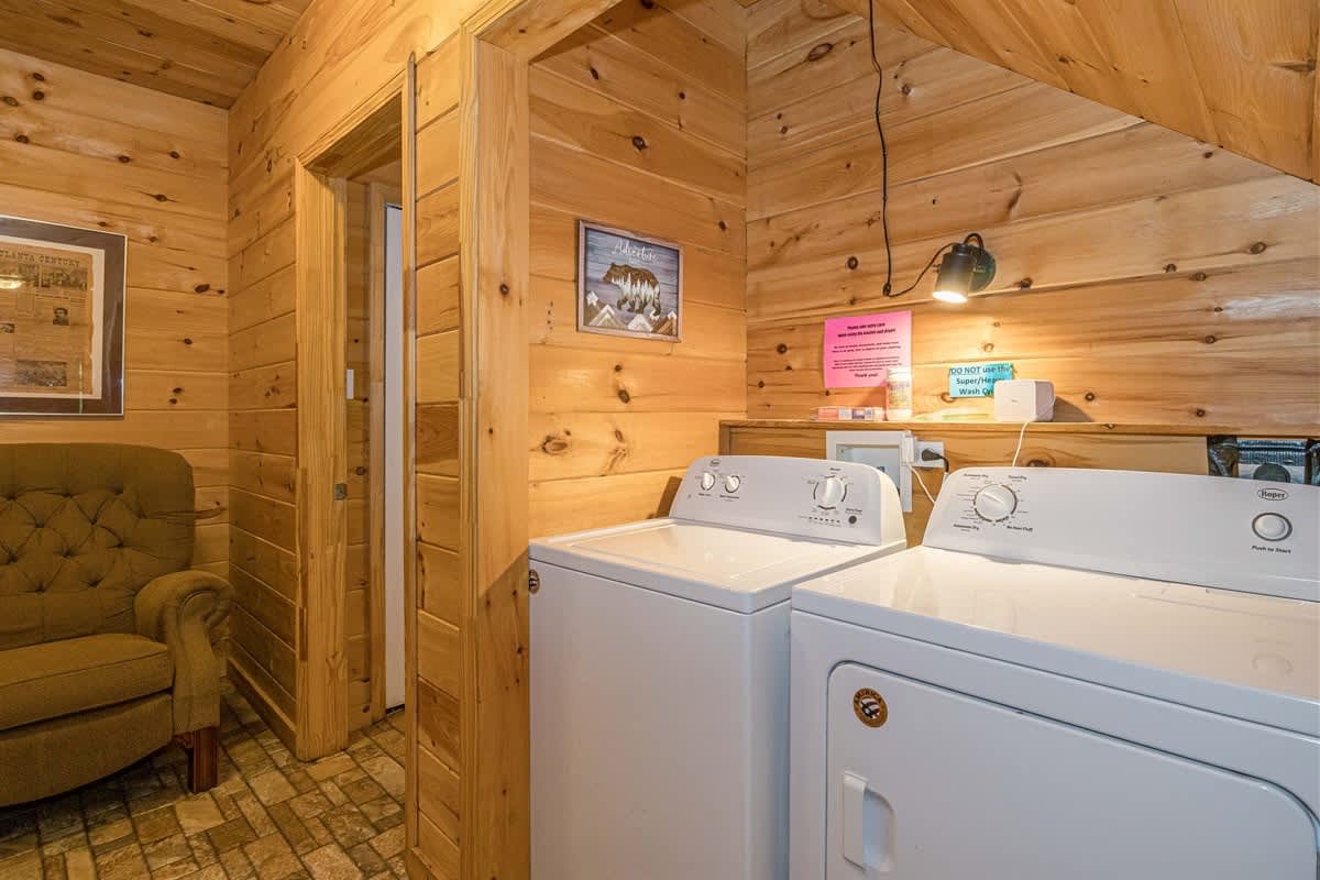 DELUXE FAMILY CABIN | HOT TUB | GAME ROOM |