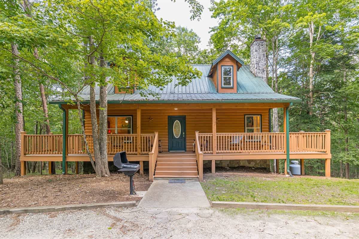 DELUXE FAMILY CABIN | HOT TUB | GAME ROOM |