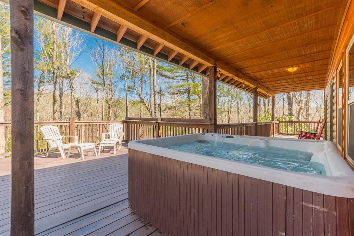 CUSTOM BUILT CABIN WITH SAUNA & HOT TUB