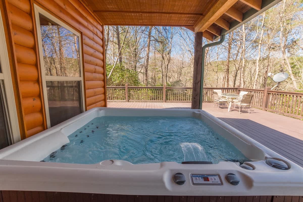 CUSTOM BUILT CABIN WITH SAUNA & HOT TUB