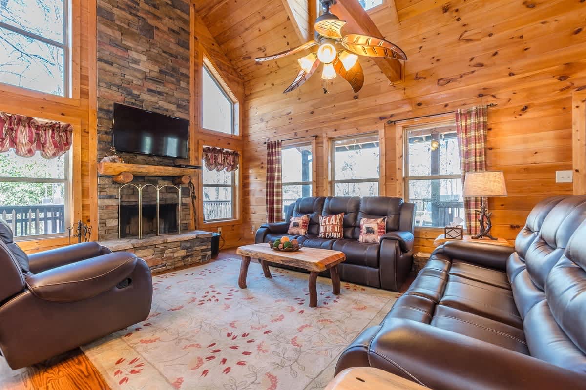 CUSTOM BUILT CABIN WITH SAUNA & HOT TUB