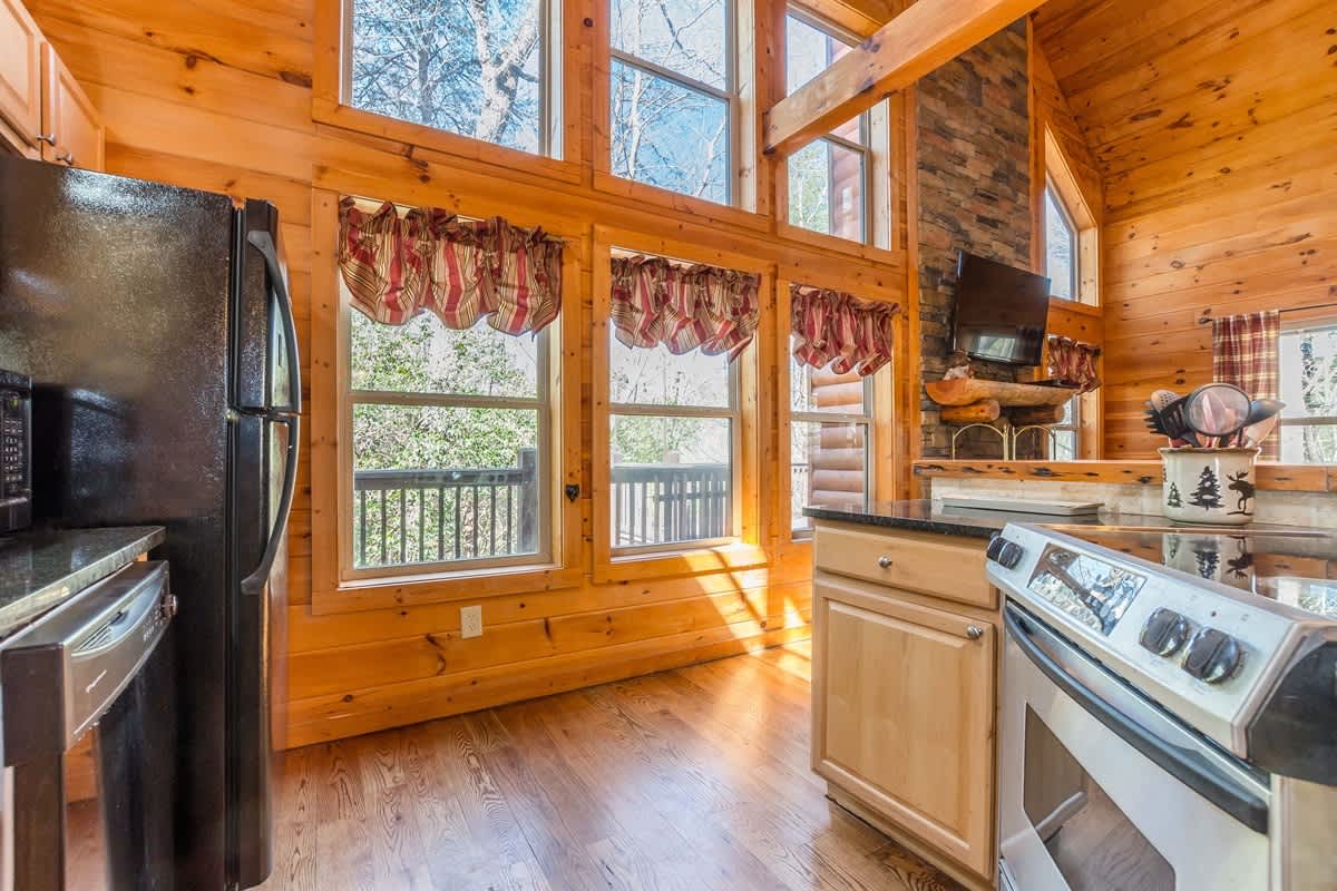 CUSTOM BUILT CABIN WITH SAUNA & HOT TUB