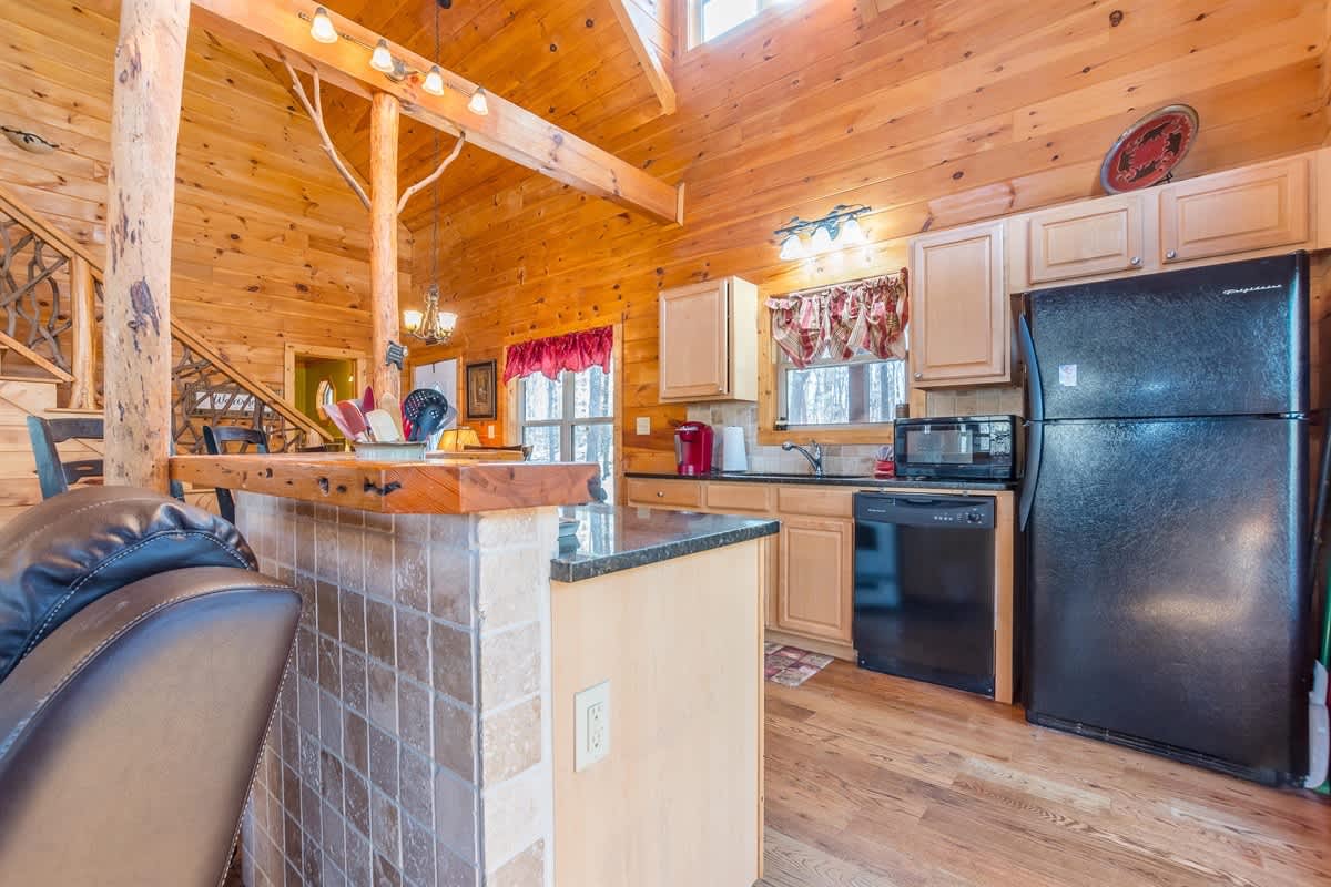 CUSTOM BUILT CABIN WITH SAUNA & HOT TUB