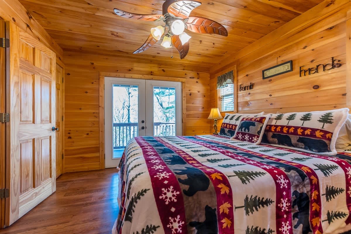 CUSTOM BUILT CABIN WITH SAUNA & HOT TUB
