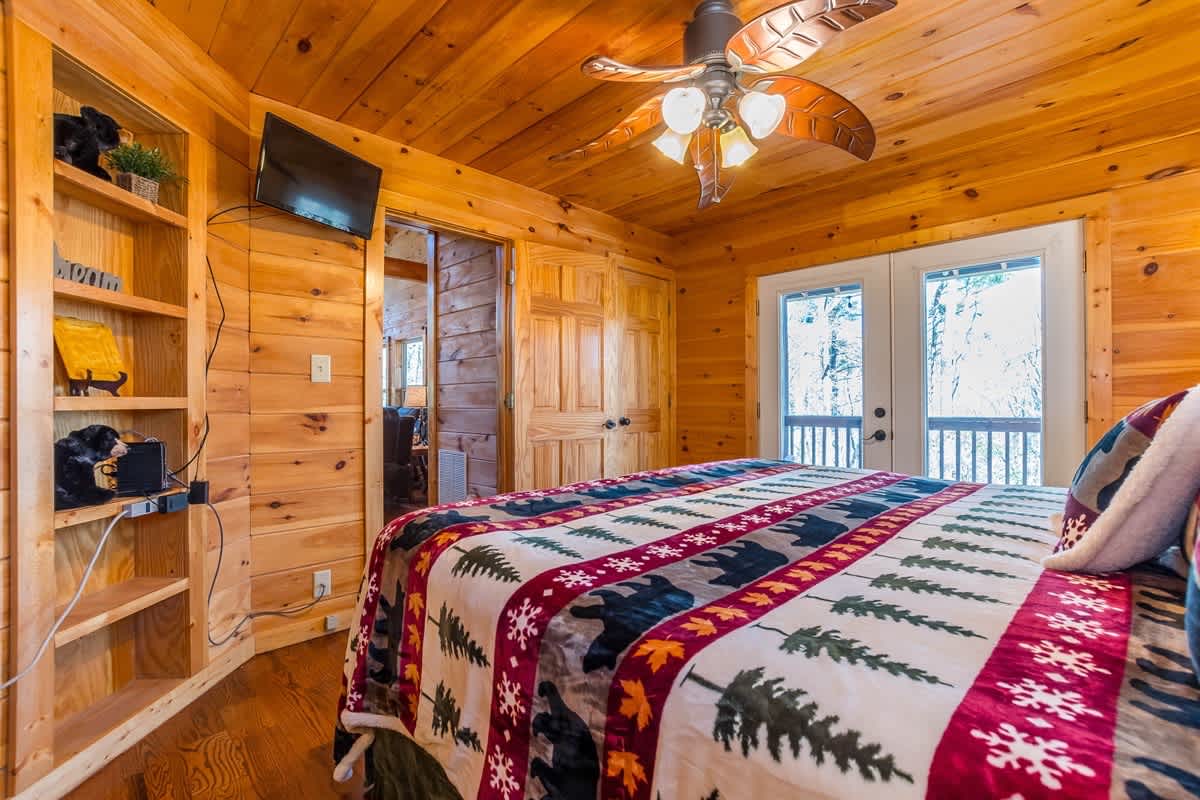 CUSTOM BUILT CABIN WITH SAUNA & HOT TUB
