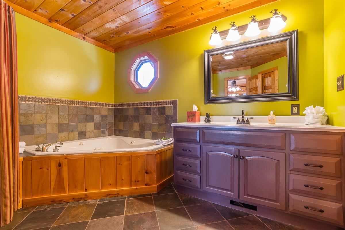 CUSTOM BUILT CABIN WITH SAUNA & HOT TUB