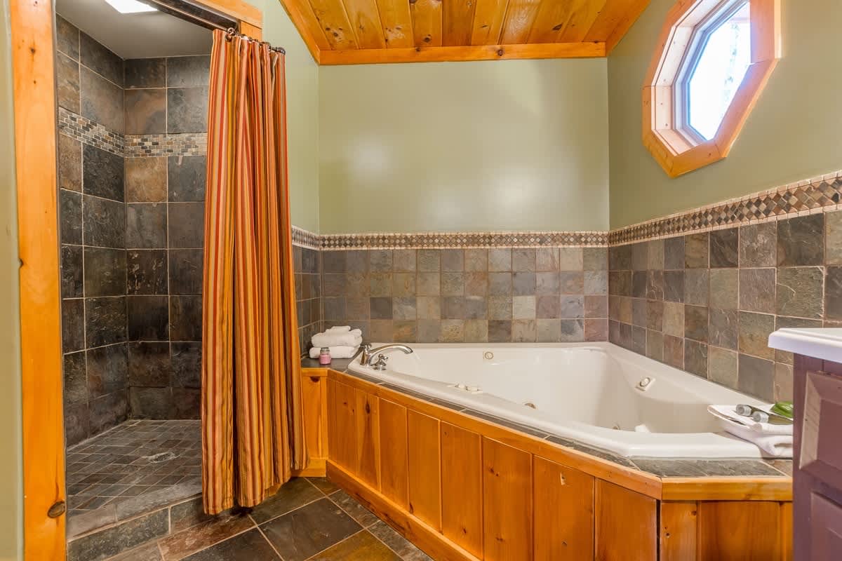 CUSTOM BUILT CABIN WITH SAUNA & HOT TUB