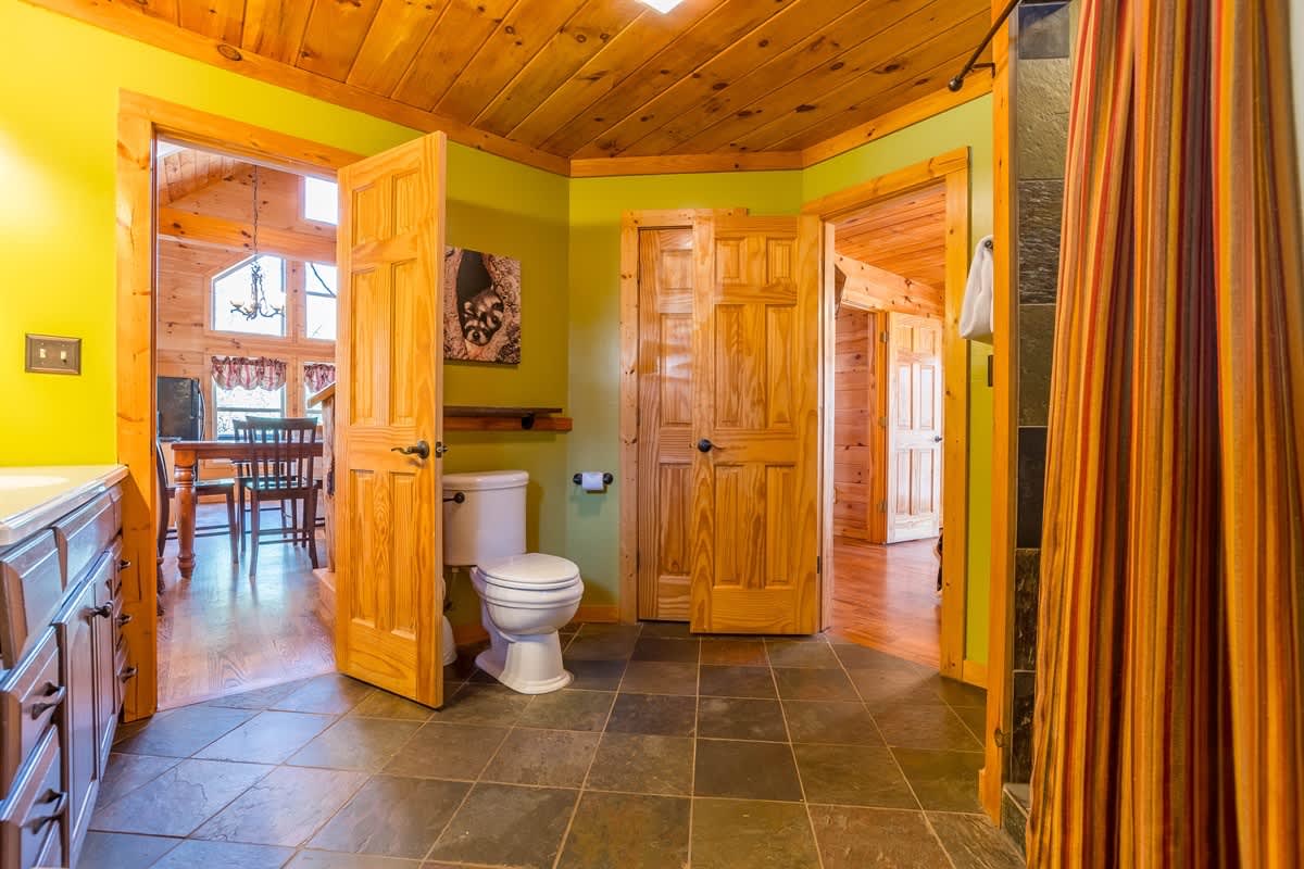 CUSTOM BUILT CABIN WITH SAUNA & HOT TUB
