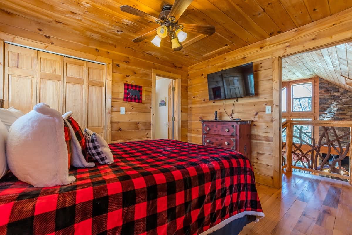 CUSTOM BUILT CABIN WITH SAUNA & HOT TUB
