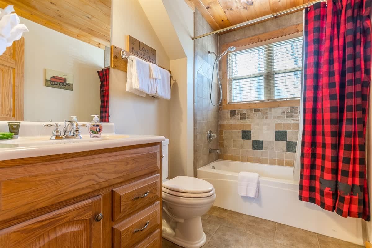 CUSTOM BUILT CABIN WITH SAUNA & HOT TUB