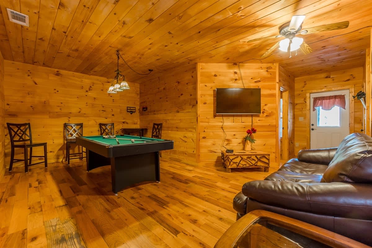 CUSTOM BUILT CABIN WITH SAUNA & HOT TUB