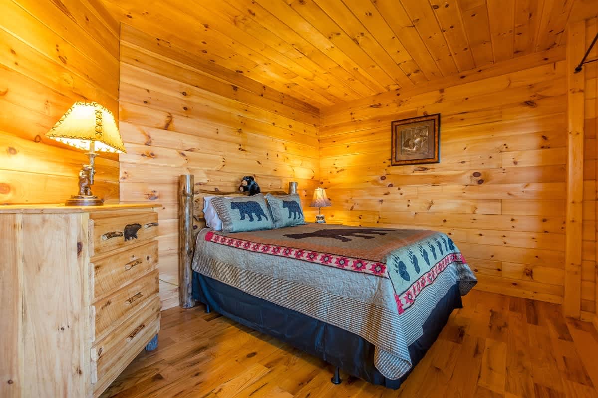 CUSTOM BUILT CABIN WITH SAUNA & HOT TUB
