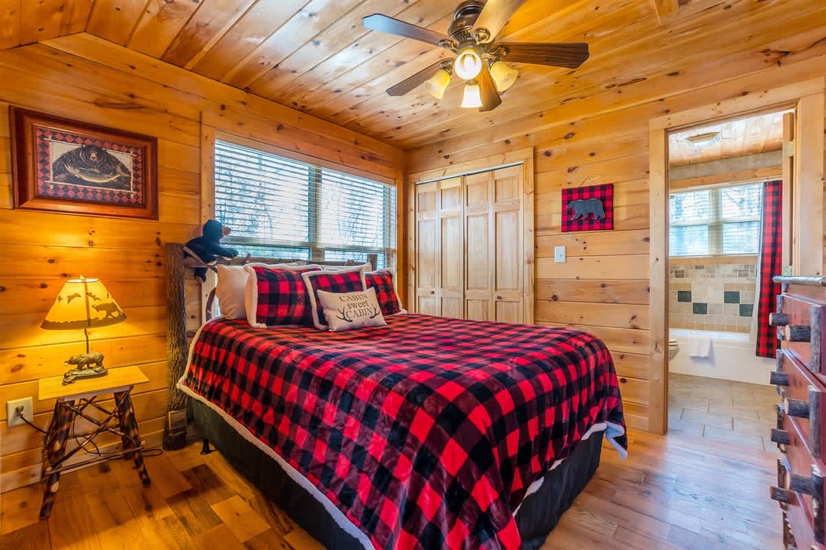 CUSTOM BUILT CABIN WITH SAUNA & HOT TUB