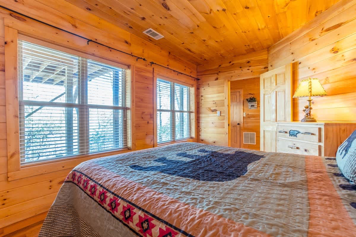 CUSTOM BUILT CABIN WITH SAUNA & HOT TUB