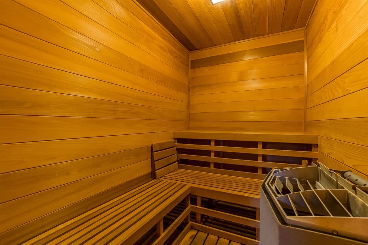 CUSTOM BUILT CABIN WITH SAUNA & HOT TUB