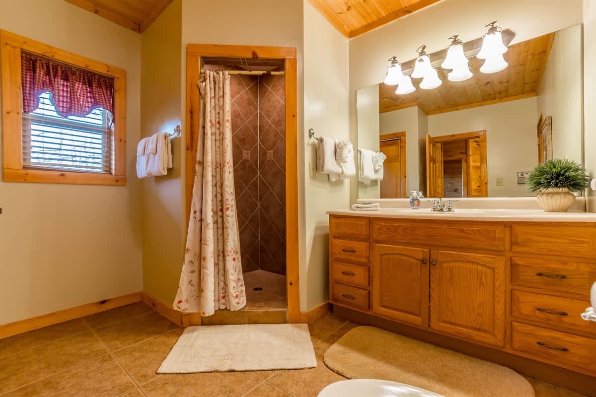 CUSTOM BUILT CABIN WITH SAUNA & HOT TUB