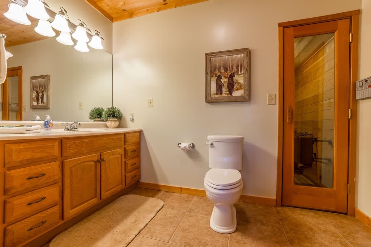 CUSTOM BUILT CABIN WITH SAUNA & HOT TUB