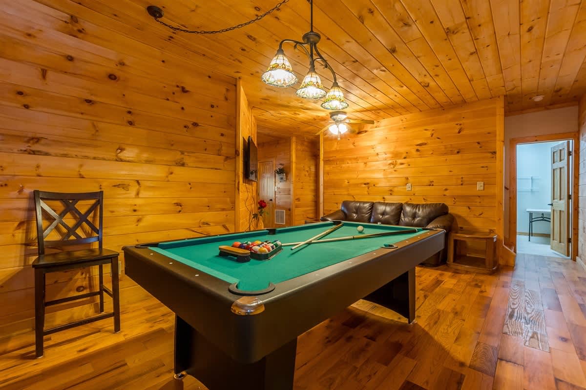 CUSTOM BUILT CABIN WITH SAUNA & HOT TUB