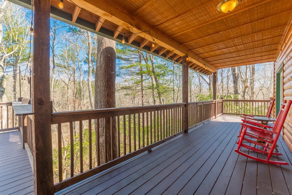 CUSTOM BUILT CABIN WITH SAUNA & HOT TUB