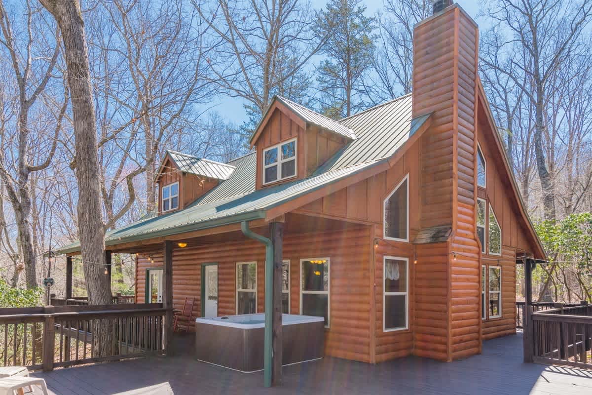 CUSTOM BUILT CABIN WITH SAUNA & HOT TUB