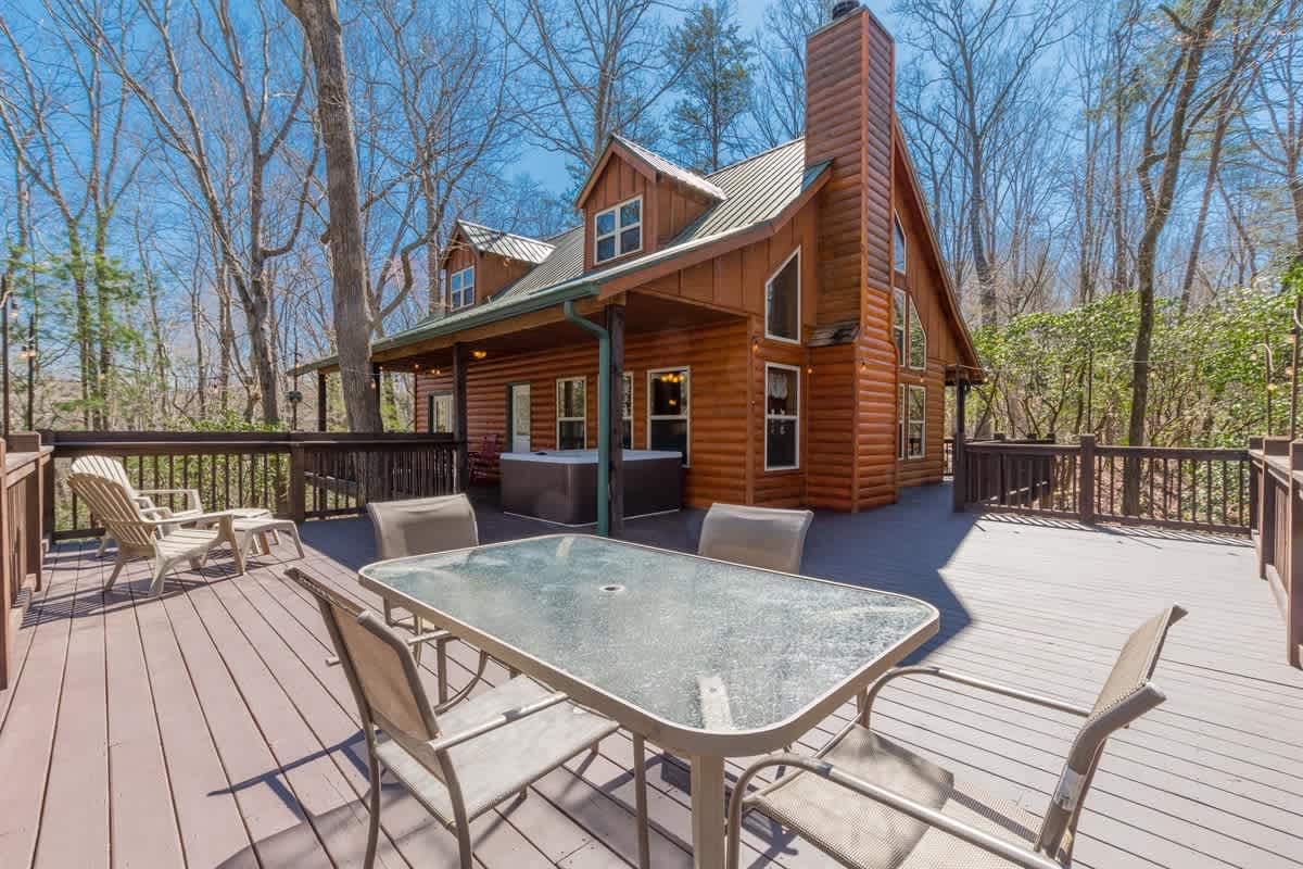 CUSTOM BUILT CABIN WITH SAUNA & HOT TUB