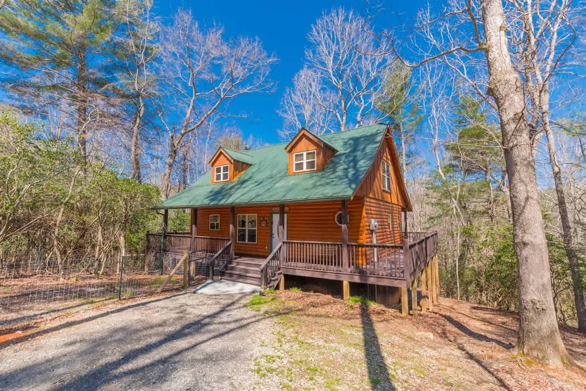 CUSTOM BUILT CABIN WITH SAUNA & HOT TUB