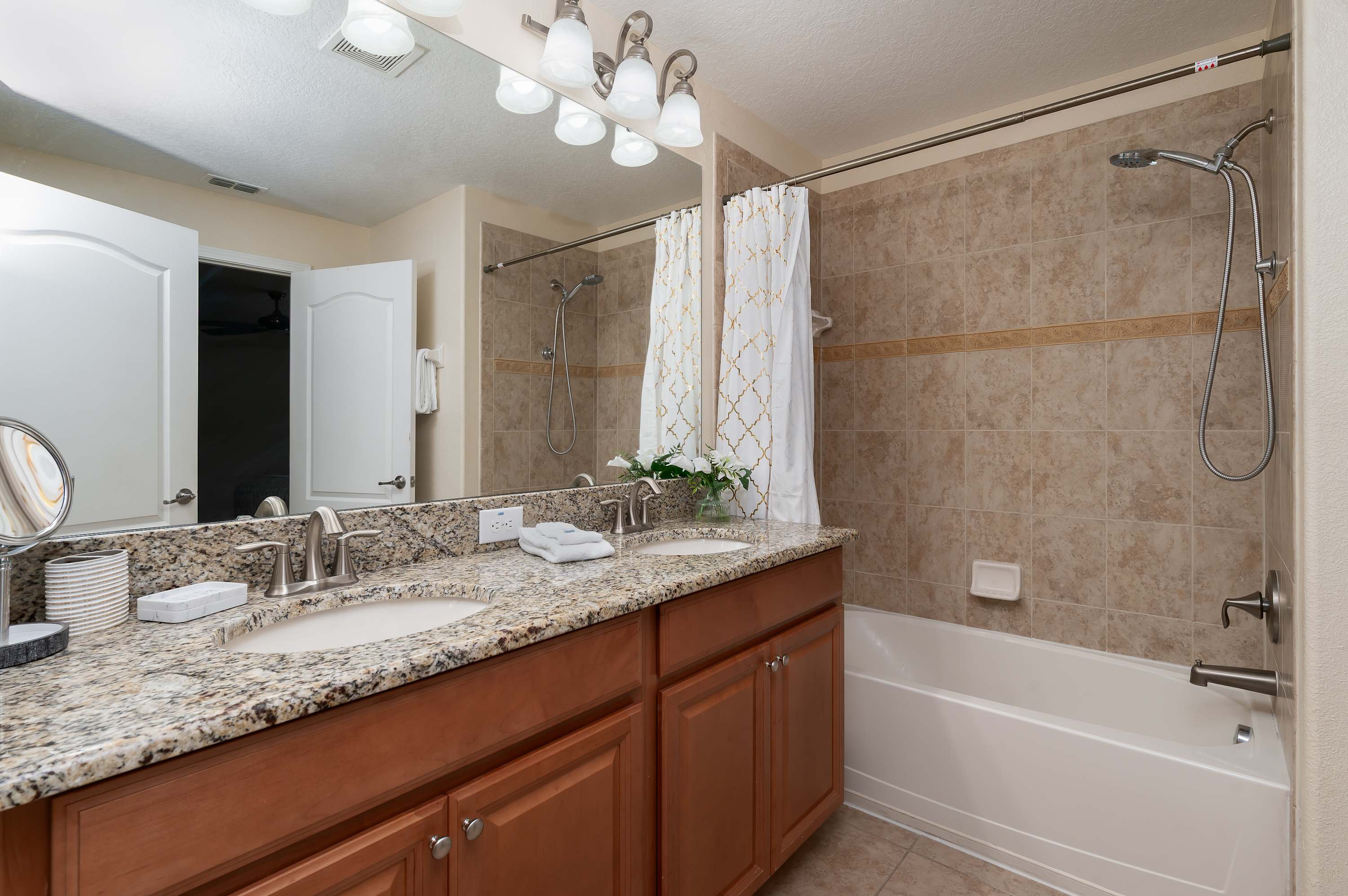 Private pool & FREE Resort near Disney! Sleeps 8