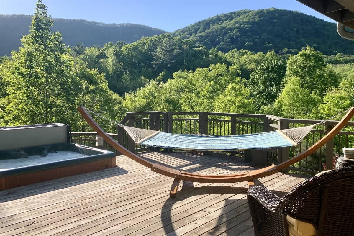 LUXURY LOG CABIN WITH MOUNTAIN VIEW | HOT TUB