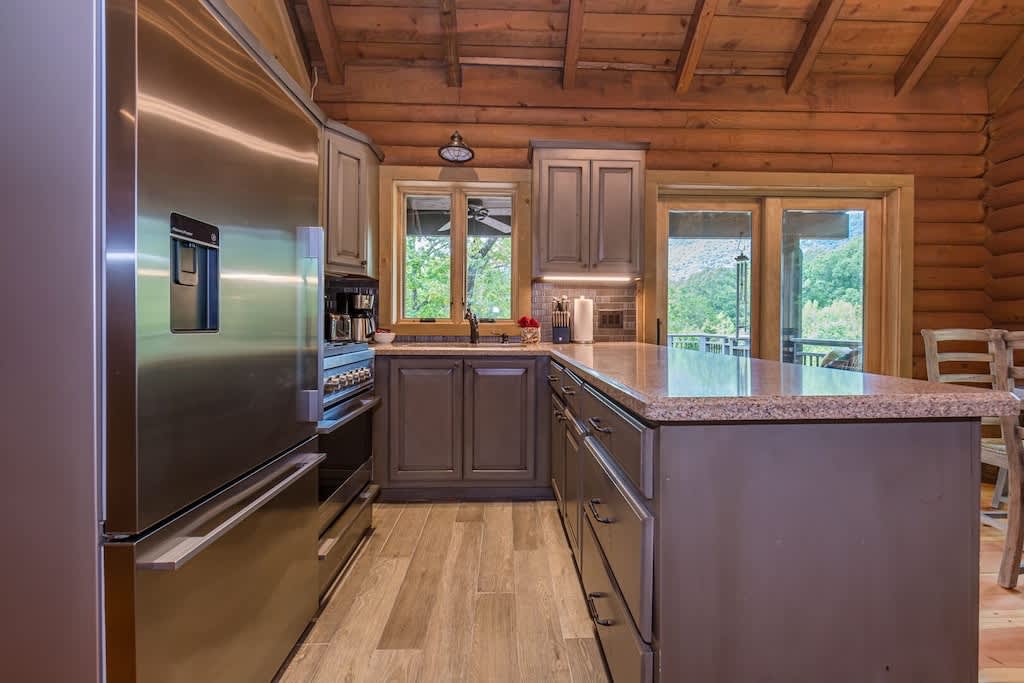 LUXURY LOG CABIN WITH MOUNTAIN VIEW | HOT TUB