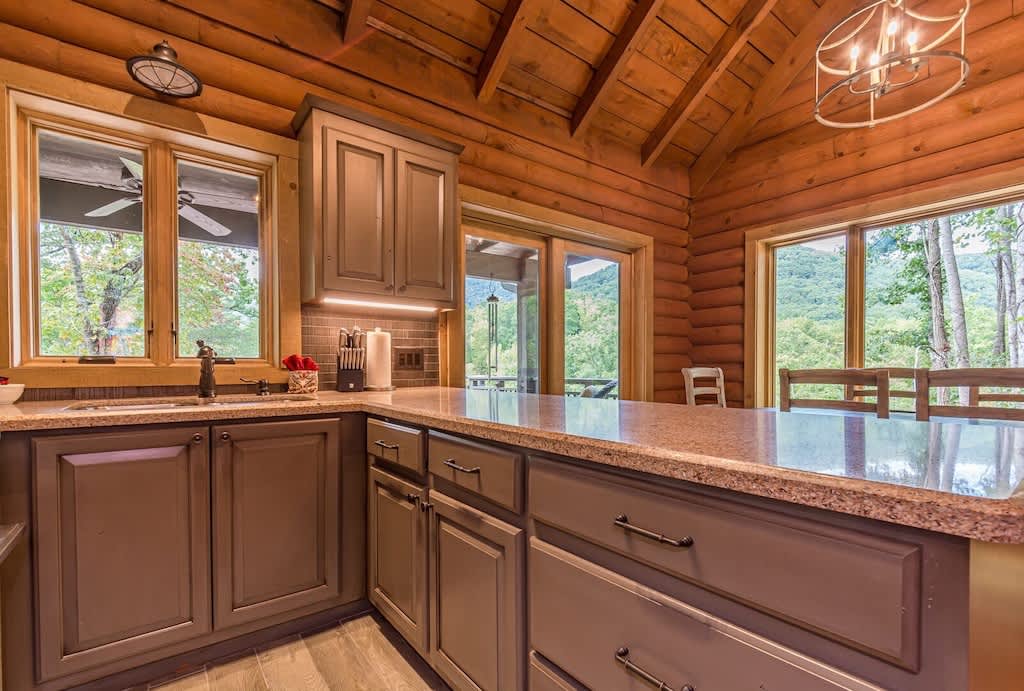 LUXURY LOG CABIN WITH MOUNTAIN VIEW | HOT TUB