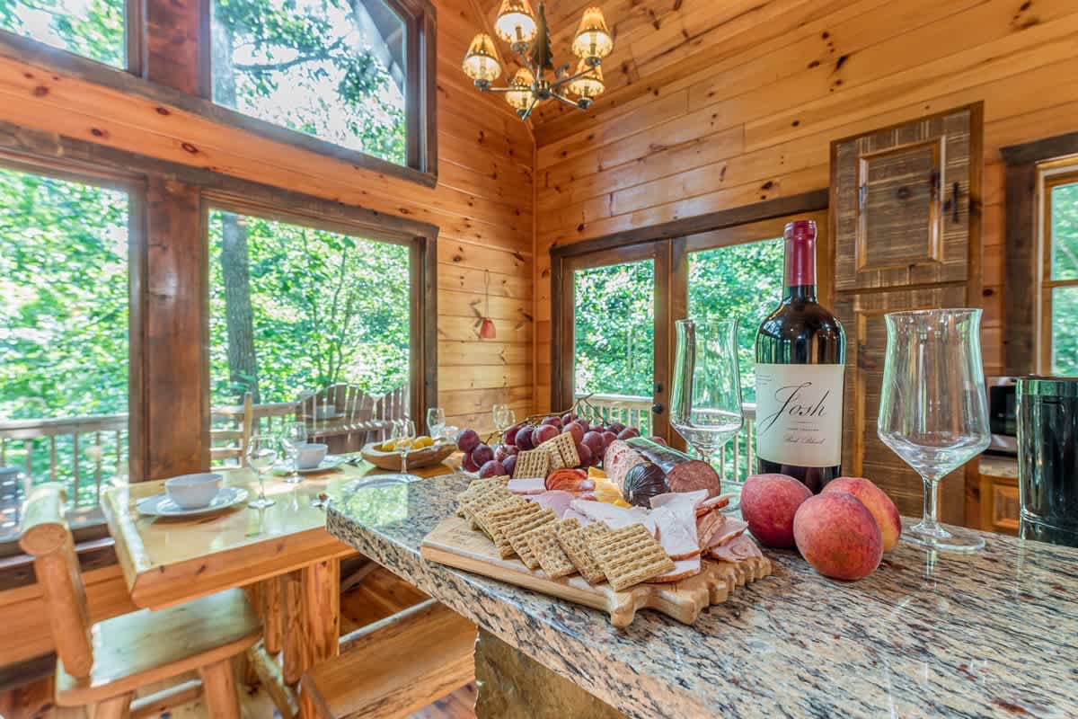 LUXURY SECLUDED LOG CABIN | POOL TABLE | HOT TUB