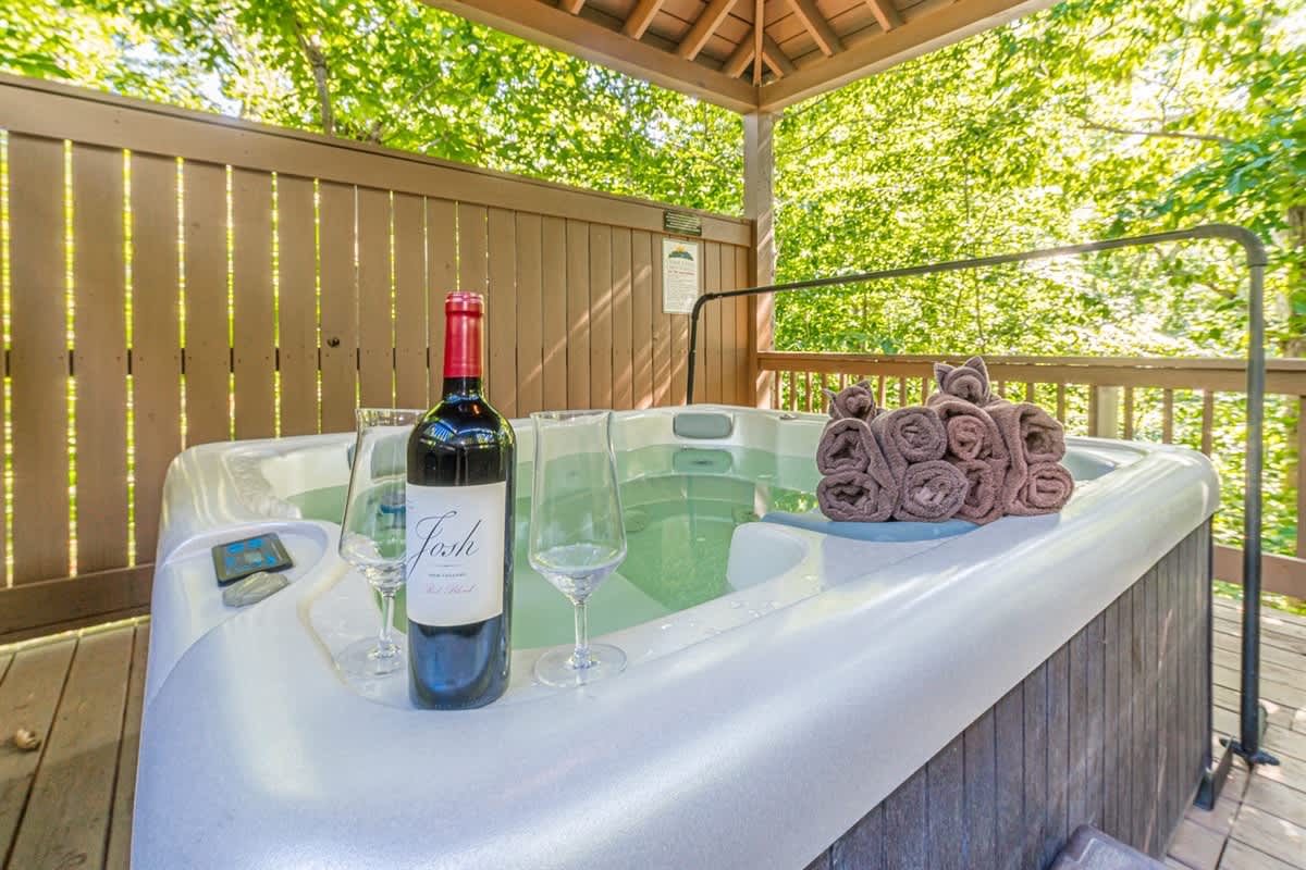 LUXURY SECLUDED LOG CABIN | POOL TABLE | HOT TUB