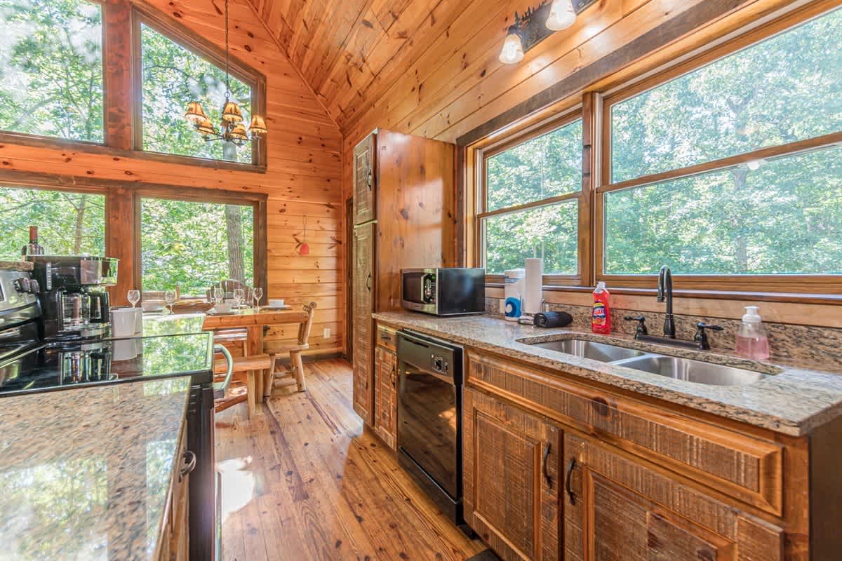 LUXURY SECLUDED LOG CABIN | POOL TABLE | HOT TUB