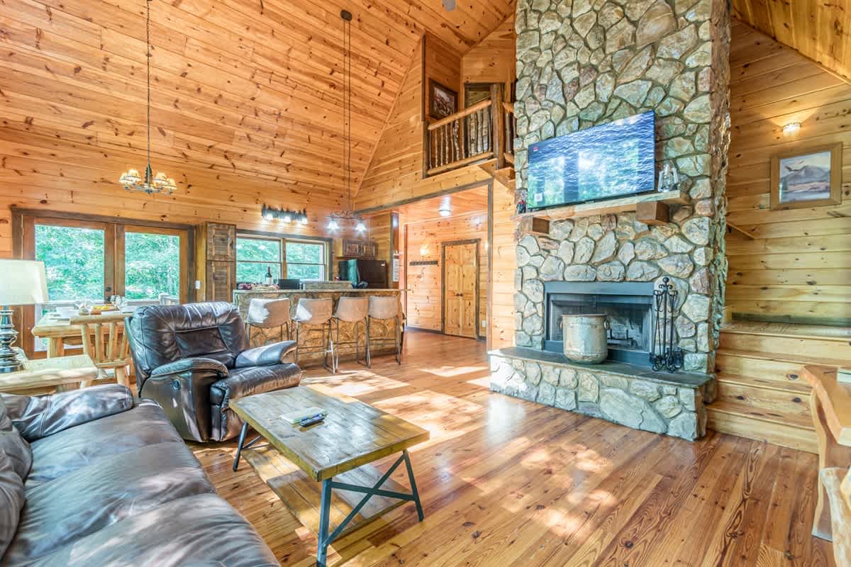 LUXURY SECLUDED LOG CABIN | POOL TABLE | HOT TUB