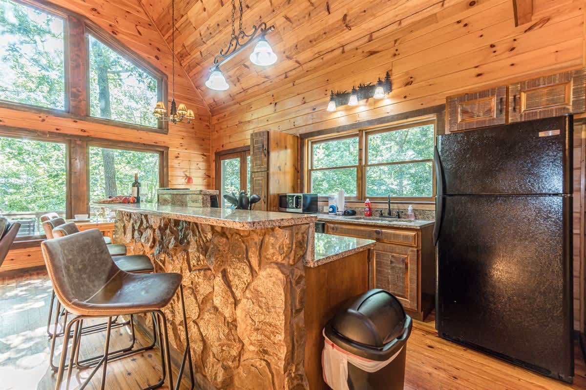LUXURY SECLUDED LOG CABIN | POOL TABLE | HOT TUB