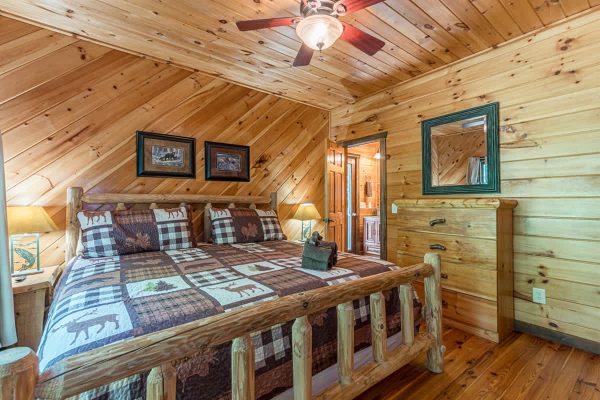LUXURY SECLUDED LOG CABIN | POOL TABLE | HOT TUB