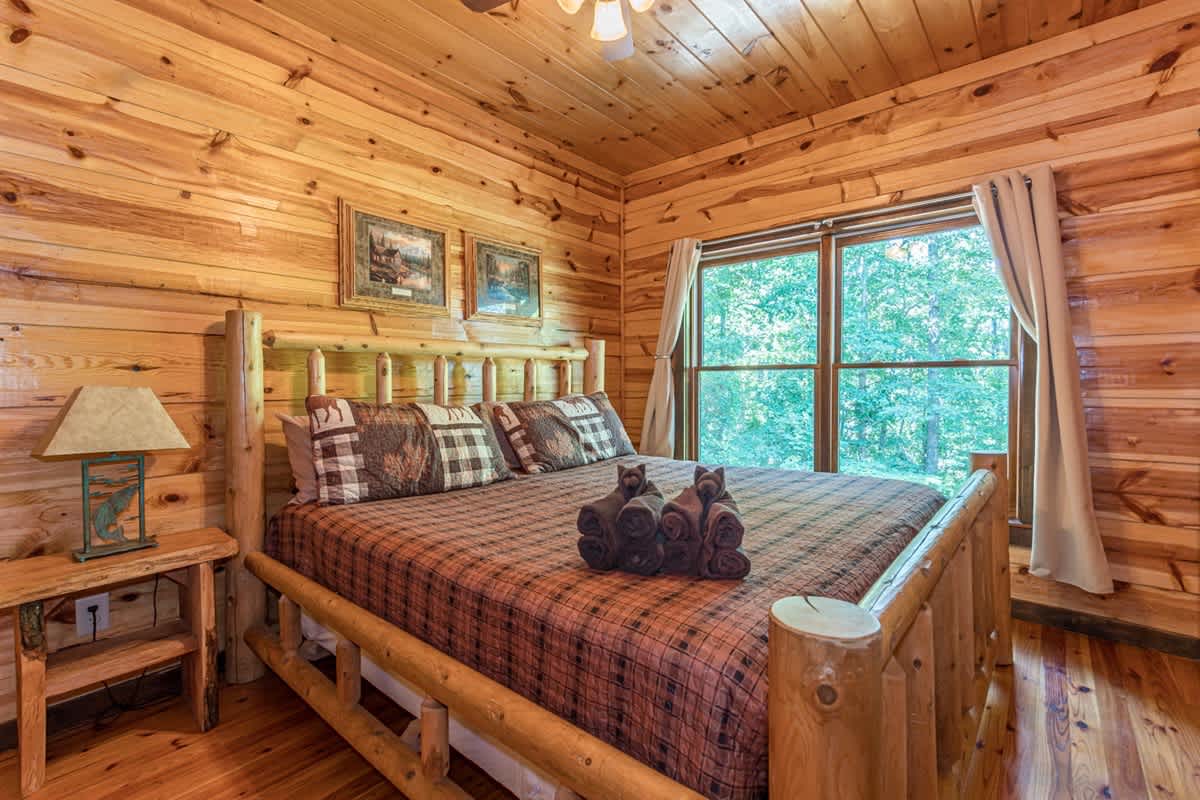 LUXURY SECLUDED LOG CABIN | POOL TABLE | HOT TUB