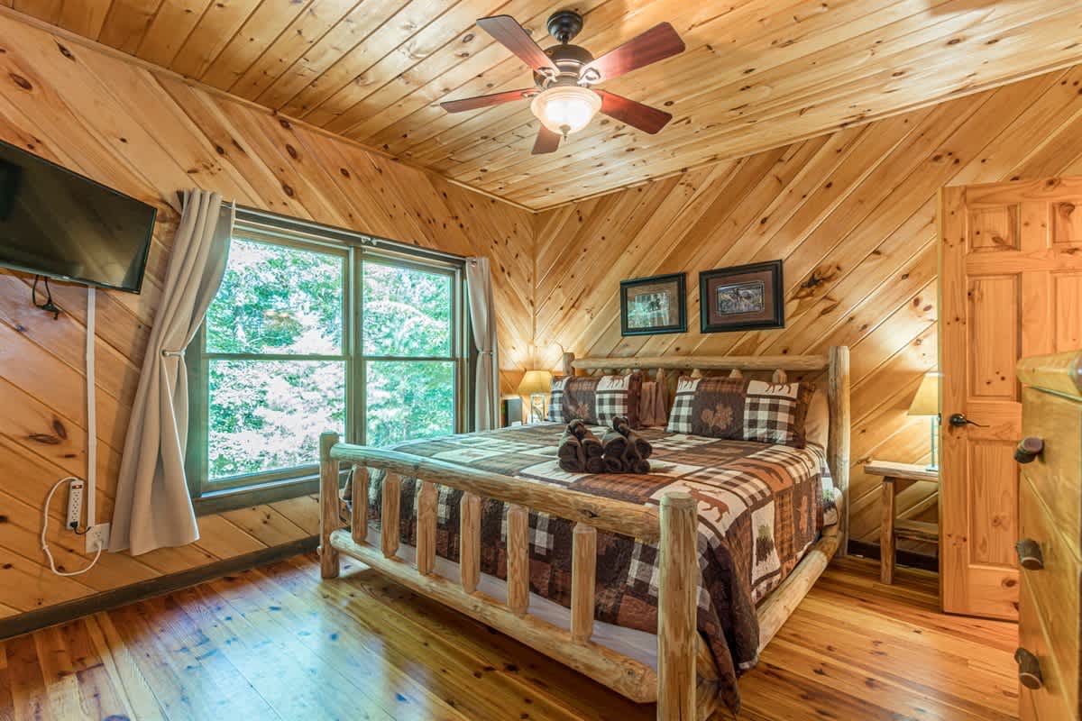 LUXURY SECLUDED LOG CABIN | POOL TABLE | HOT TUB