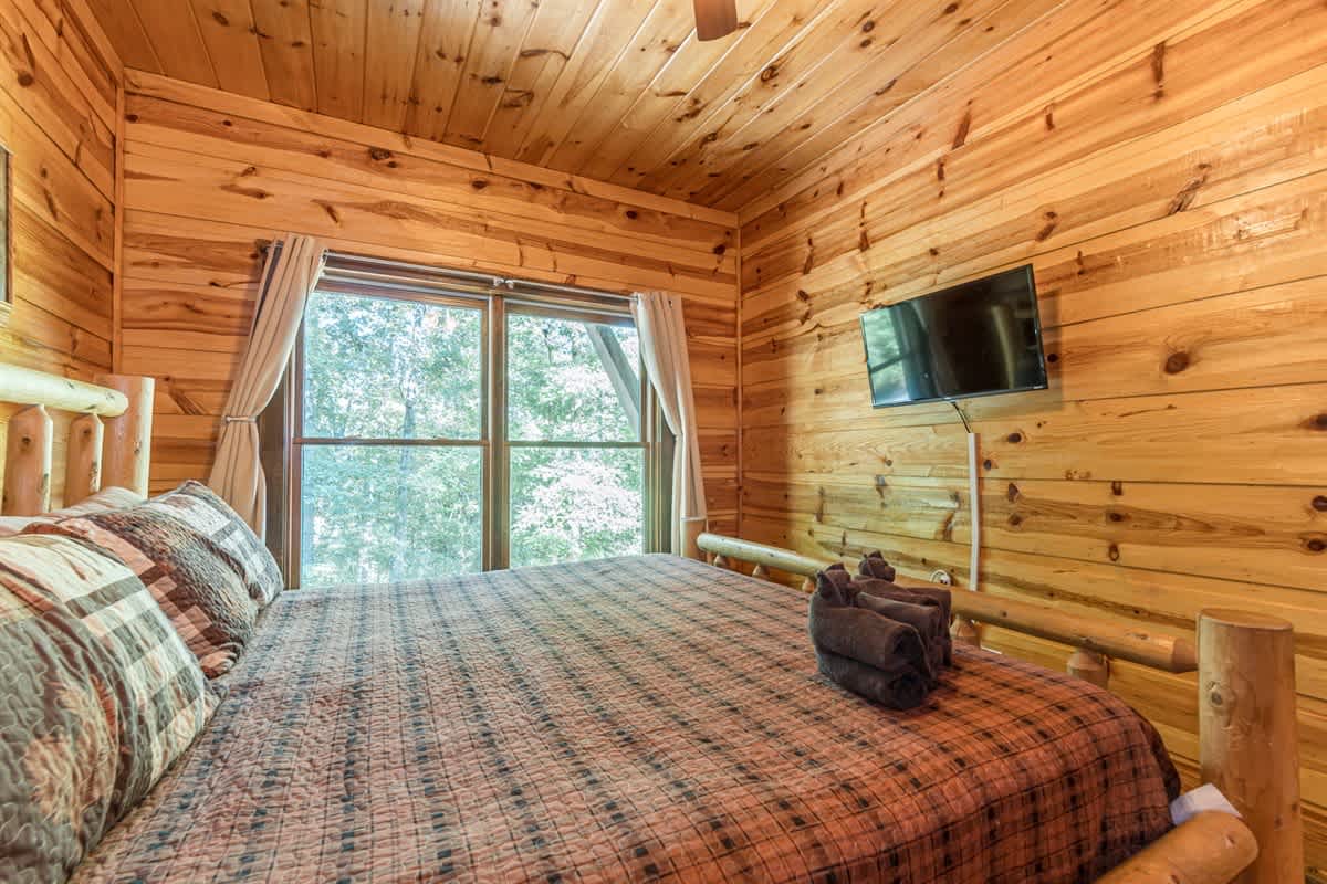 LUXURY SECLUDED LOG CABIN | POOL TABLE | HOT TUB